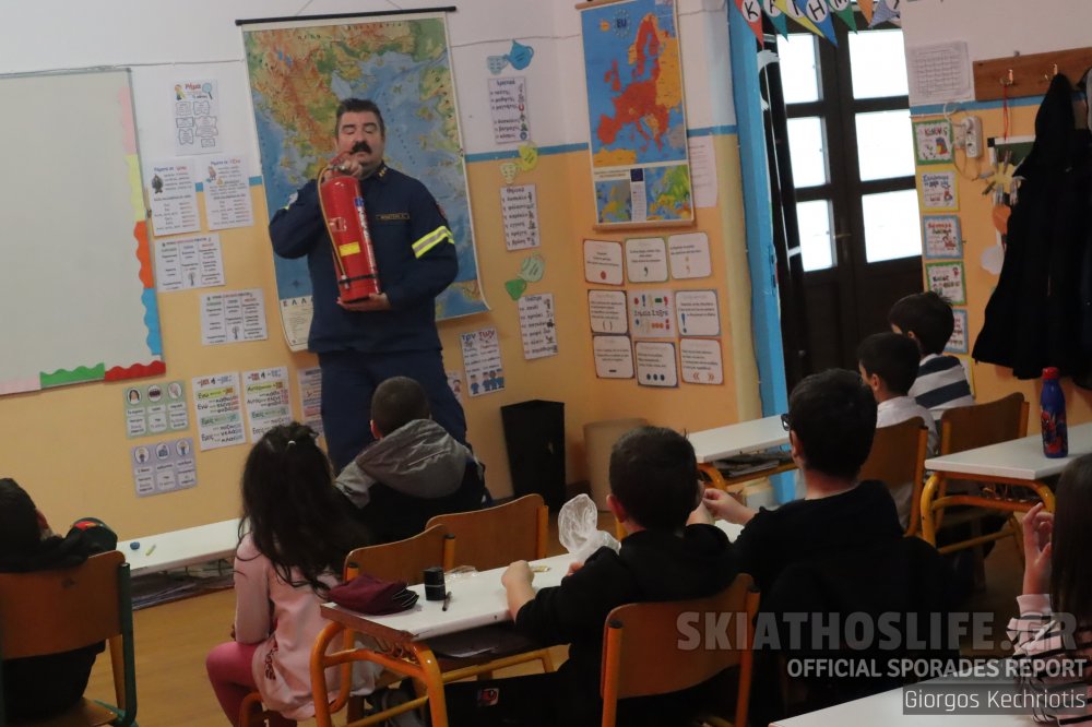 Το Πυροσβεστικό Κλιμάκιο Σκοπέλου σε ρόλο δασκάλου |Προετοιμασία & εκπαίδευση των μαθητών των σχολείων της Γλώσσας για κάθε κρίσιμη κατάσταση