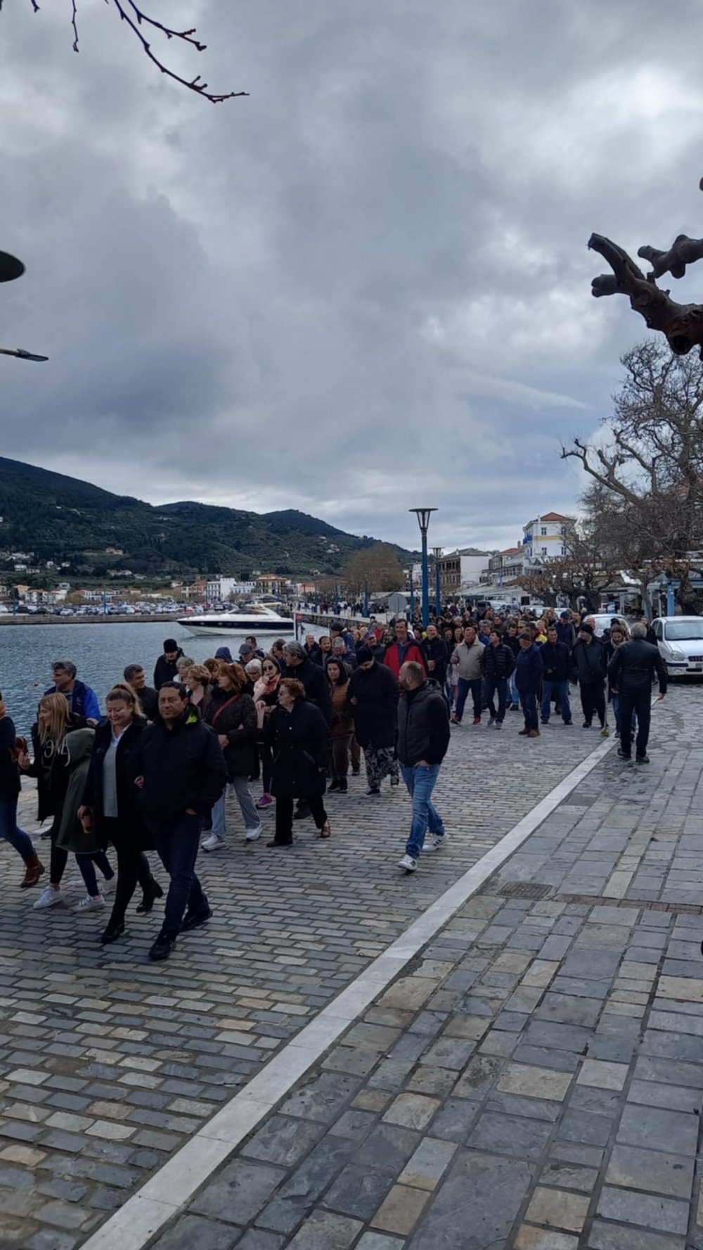 (εικόνες) Όλη η Σκόπελος στη διαδήλωση για την τραγωδία των Τεμπών 