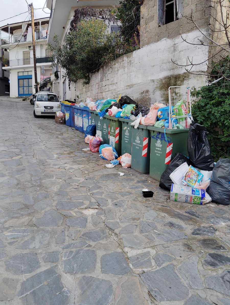 Κάτι πρέπει να γίνει με τα σκουπίδια στα Κοτρώνια (και όχι μόνο...)