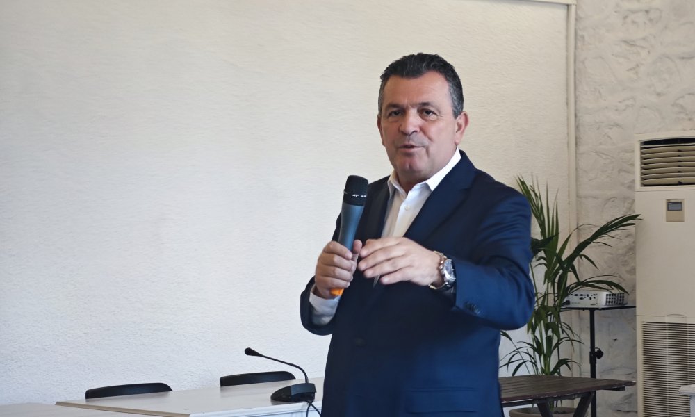 (εικόνες) Συνάντηση Μπουκώρου με επιχειρηματίες σε χρόνο ρεκόρ... 