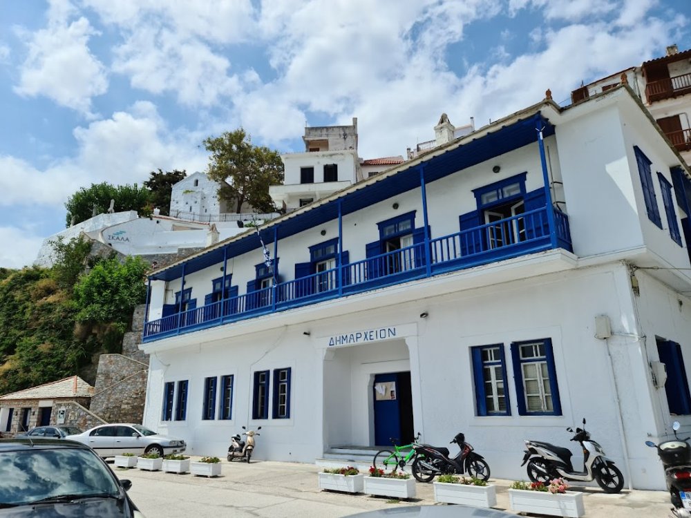 Απαγόρευση στάθμευσης έμπροσθεν του Δημαρχείου Σκοπέλου