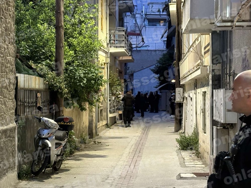 Δολοφονία 52χρονης στη Λάρισα: O 21χρονος γιος και ο ανιψιός προσπάθησαν να μεταφέρουν το πτώμα σε πάπλωμα και τους αντιλήφθηκαν οι γείτονες (φωτο – βίντεο)