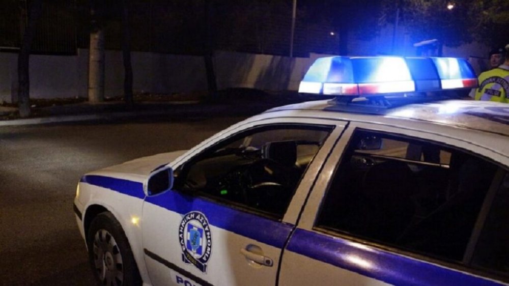 Βόλος: Άγνωστοι επιτέθηκαν με μαχαίρι σε θαμώνες καταστήματος στο κέντρο της πόλης – Έρευνες για τον εντοπισμό τους