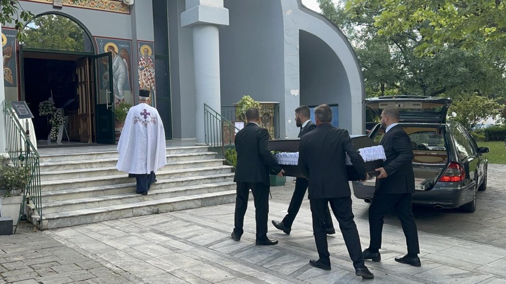 Λάρισα: Οδύνη στην κηδεία της 52χρονης που δολοφονήθηκε από τον γιο της – «Θα πάω να δω τον εγγονό μου, να του πω “γιατί το έκανε αυτό”;»