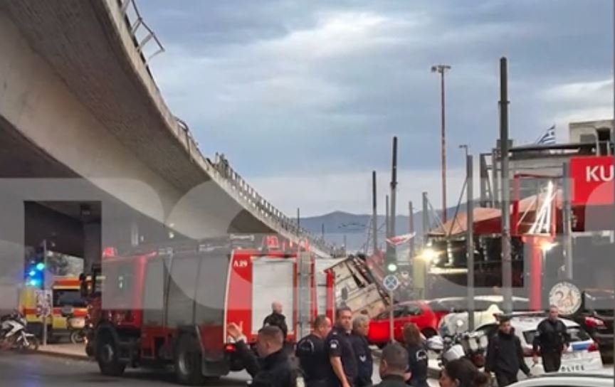 Φορτηγό έπεσε από αερογέφυρα της Πέτρου Ράλλη και κατέληξε πάνω σε σταθμευμένα αυτοκίνητα στη Λ. Θηβών – ΒΙΝΤΕΟ