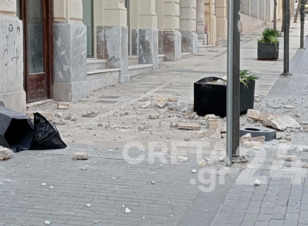Σεισμός στη Κρήτη: Κομμάτια από πρόσοψη κτιρίου στο Ηράκλειο έπεσαν στον πεζόδρομο