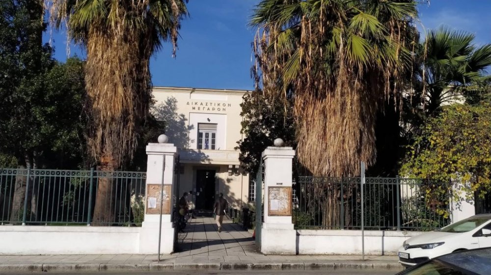 Βόλος: Το πρωί διάκονος σε εκκλησία και το βράδυ «στέλνει μπράβους» στην πρώην σύντροφό του