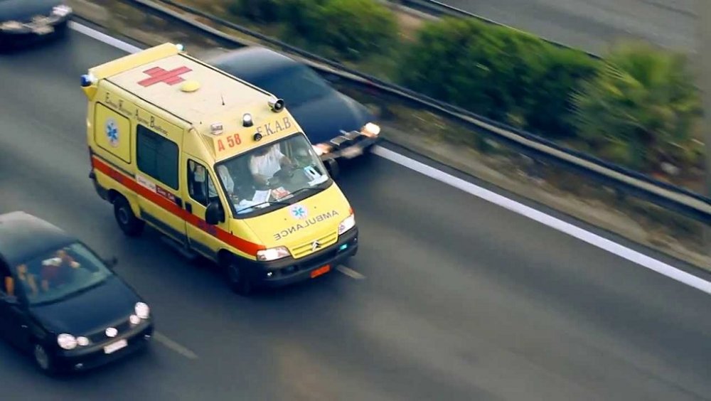 Σε κρίσιμη κατάσταση 7χρονο παιδί που πέρασε μέσα από τζαμαρία στην Καλλιθέα – Σοκαρισμένοι οι αστυνομικοί της ΕΛΑΣ που συνόδευσαν το ασθενοφόρο