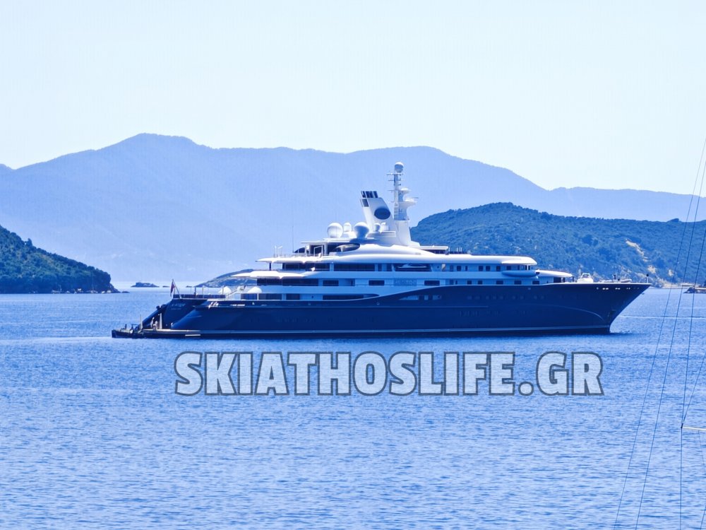 «Εδεσε» στη Μεγάλη Αμμο η θαλαμηγός του Σεΐχη Αλ Θάνι