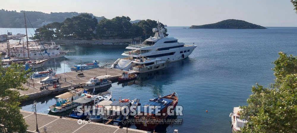 Εντυπωσιάζει η θαλαμηγός