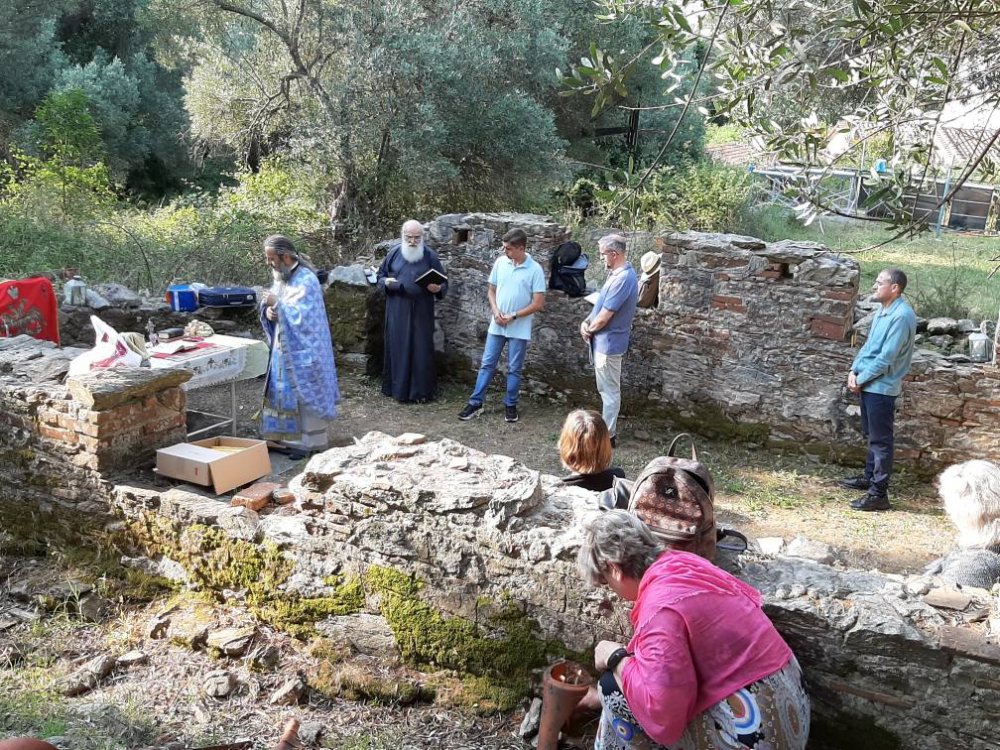 Υπαίθρια Θεία Λειτουργία στα ερείπια του παλαιοχριστιανικού Μοναστηριού της του Θεού Σοφίας (εικόνες)