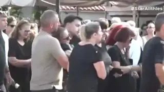 Άρτα: Κατέρρευσε η μητέρα του 14χρονου Σπύρου – Με λευκά ρούχα και τριαντάφυλλο στο χέρι οι συμμαθητές του