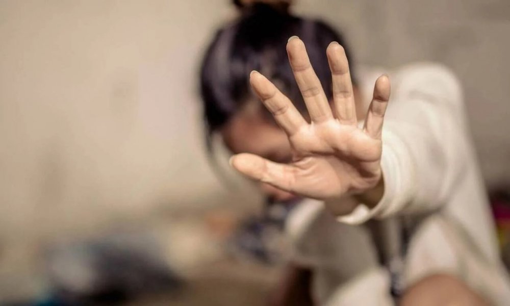 Βόλος: Κλώτσησε την έγκυο σύζυγό του μπροστά στο ανήλικο παιδί τους