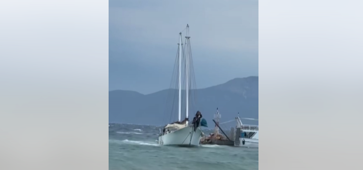 Tουριστικό σκάφος κινδύνευσε με πρόσκρουση σε βράχους κυματοθραύστη