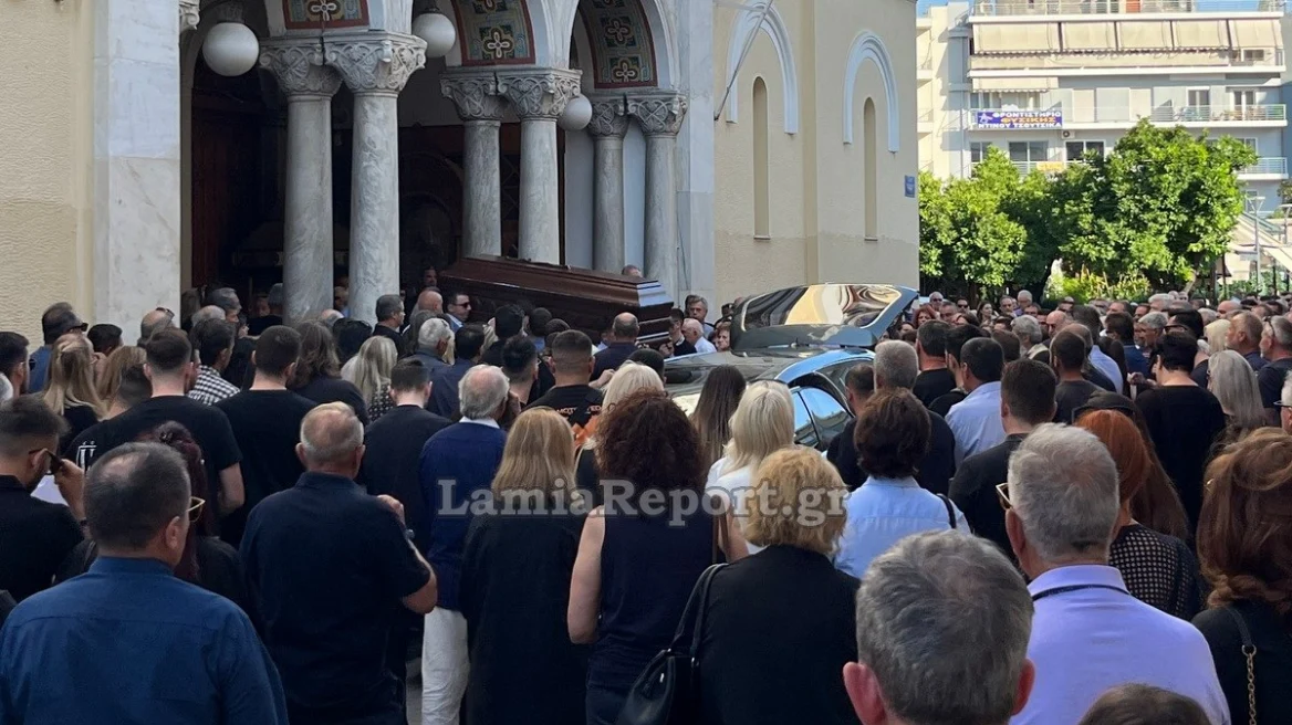 Πλήθος κόσμου στην κηδεία του αντιδημάρχου Λαμίας που σκοτώθηκε σε τροχαίο