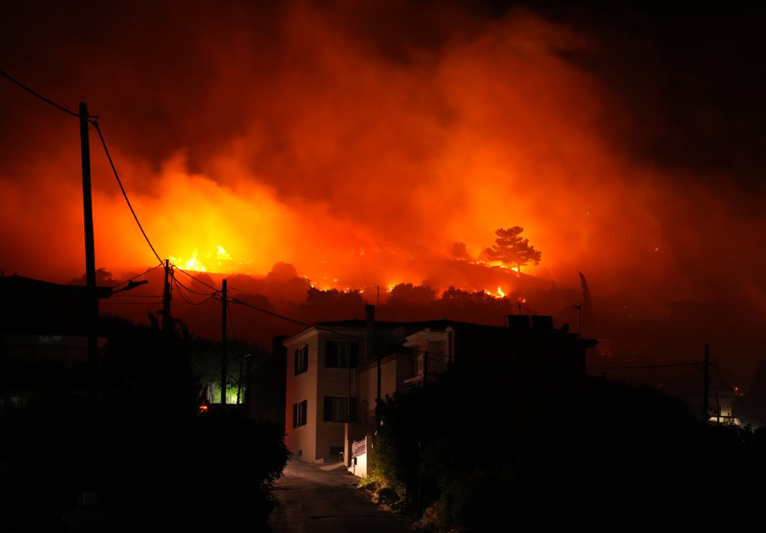 Κόλαση φωτιάς στη Χίο: Η καταστροφή στο νησί σε εικόνες από δορυφόρο