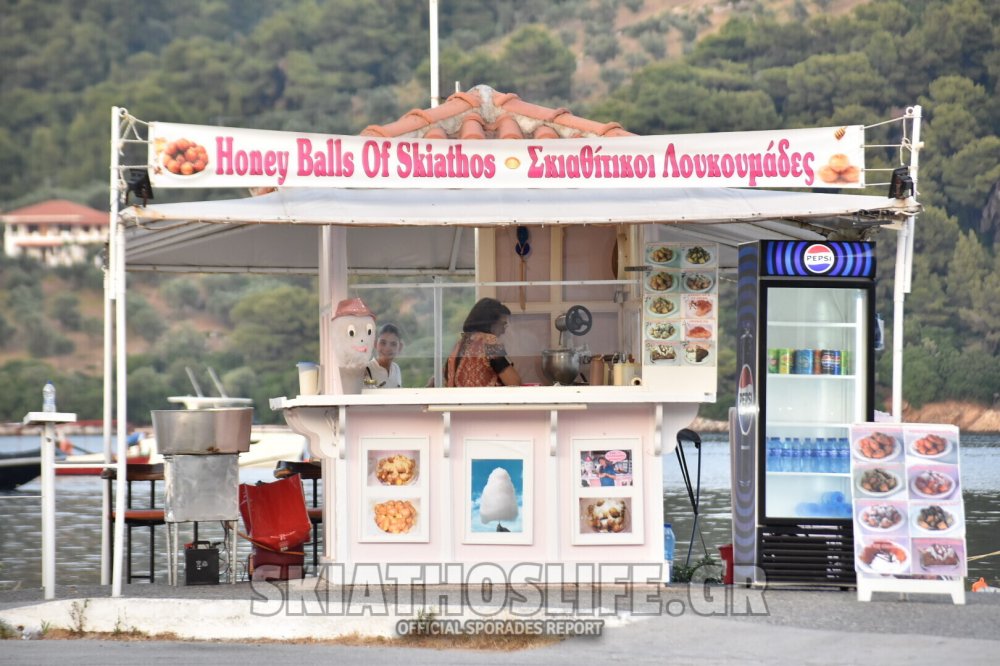 Οι πιο λαχταριστοί λουκουμάδες της Σκιάθου είναι μόνο εδώ 