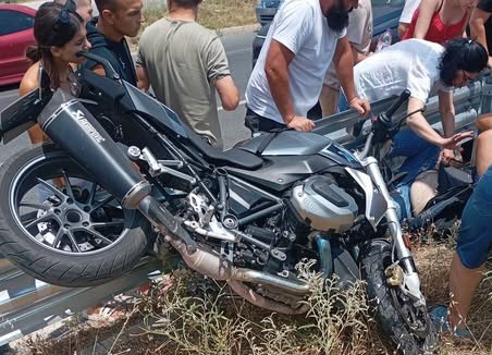 Τροχαίο στον Βόλο: Οδηγός μοτοσικλέτας έφυγε από τον δρόμο και έπεσε πάνω στις μπάρες (εικόνες)