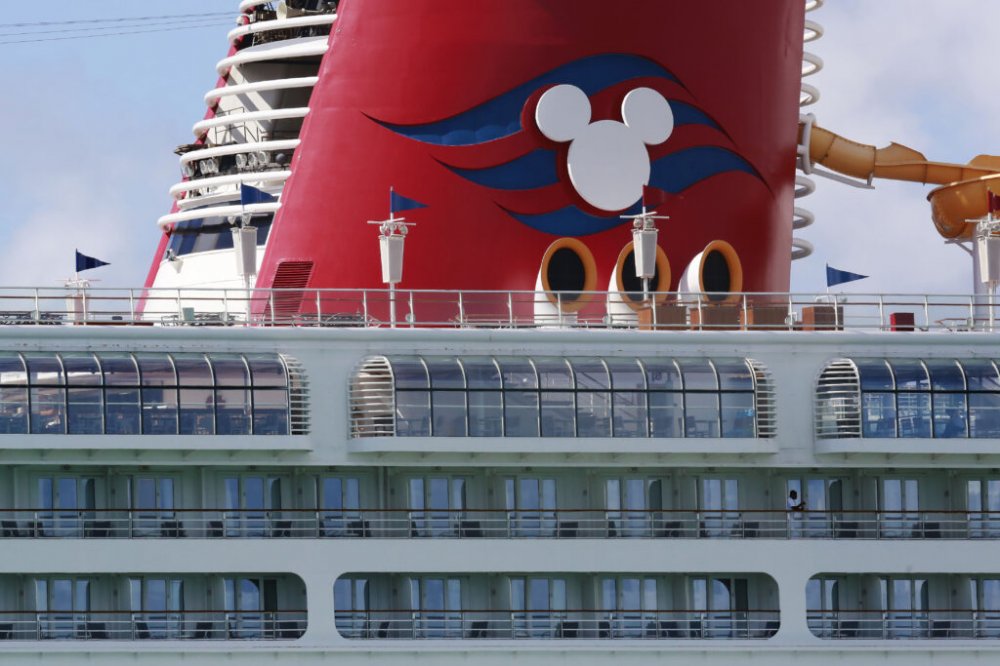 Πατέρας βούτηξε από κρουαζιερόπλοιο της Disney για να σώσει την κόρη του από τον ωκεανό