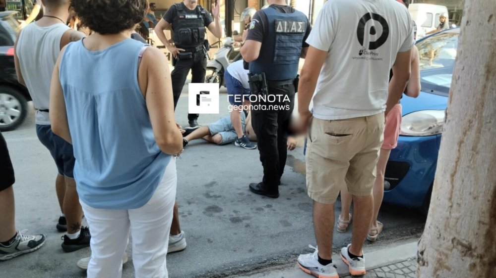 Άνδρας έπεσε στο έδαφος στη μέση της Μαιάνδρου και ψέλλιζε κατά της Νίκης Βόλου (εικόνες)