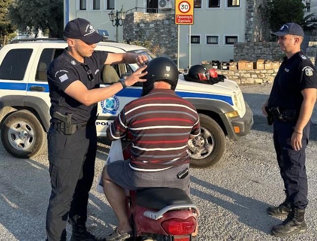 Αστυνομικοί της Αλοννήσου μοίρασαν κράνη σε δικυκλιστές- «Η ζωή είναι πολύτιμη”