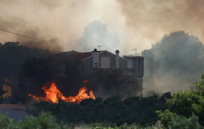 Φωτιά τώρα στο Πικέρμι, μήνυμα του 112 – Διακοπή κυκλοφορίας στη Λ. Μαραθώνος και στα δύο ρεύματα – Πρώτες εικόνες από τη φωτιά (live)