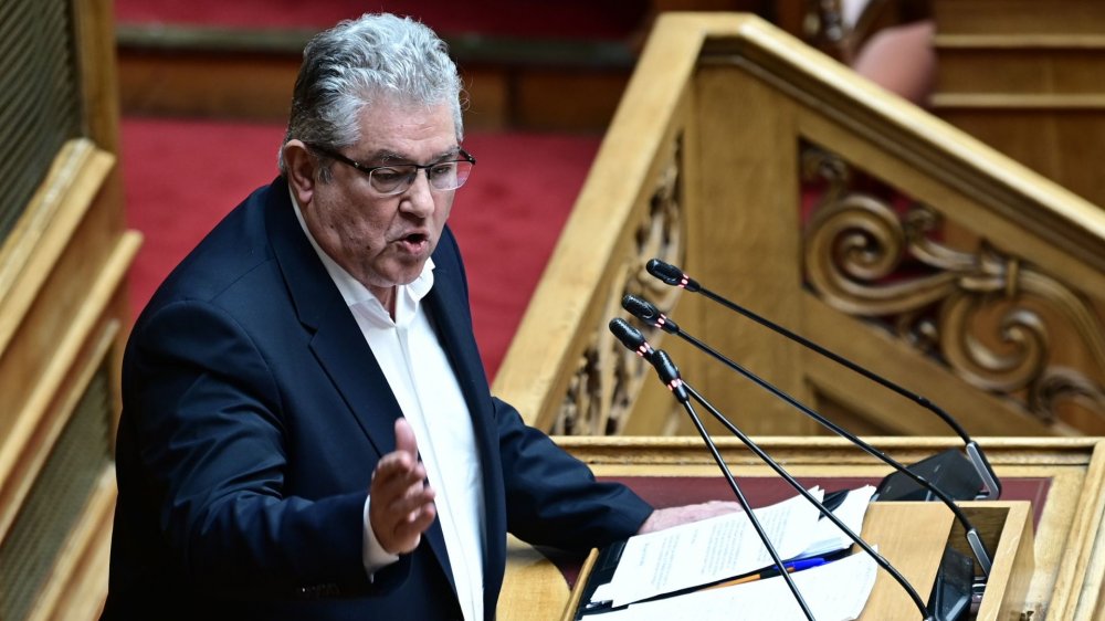«Έγραψε» η ατάκα του Κουτσούμπα στη Βουλή για τον ΟΠΕΚΕΠΕ: «Πας τις λαχών αρχίδιον»