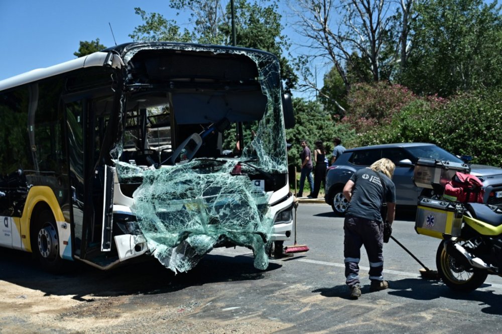 Τροχαίο στη Βούλα: Σύγκρουση δύο λεωφορείων – 47 τραυματίες, ανάμεσά τους 6 παιδιά