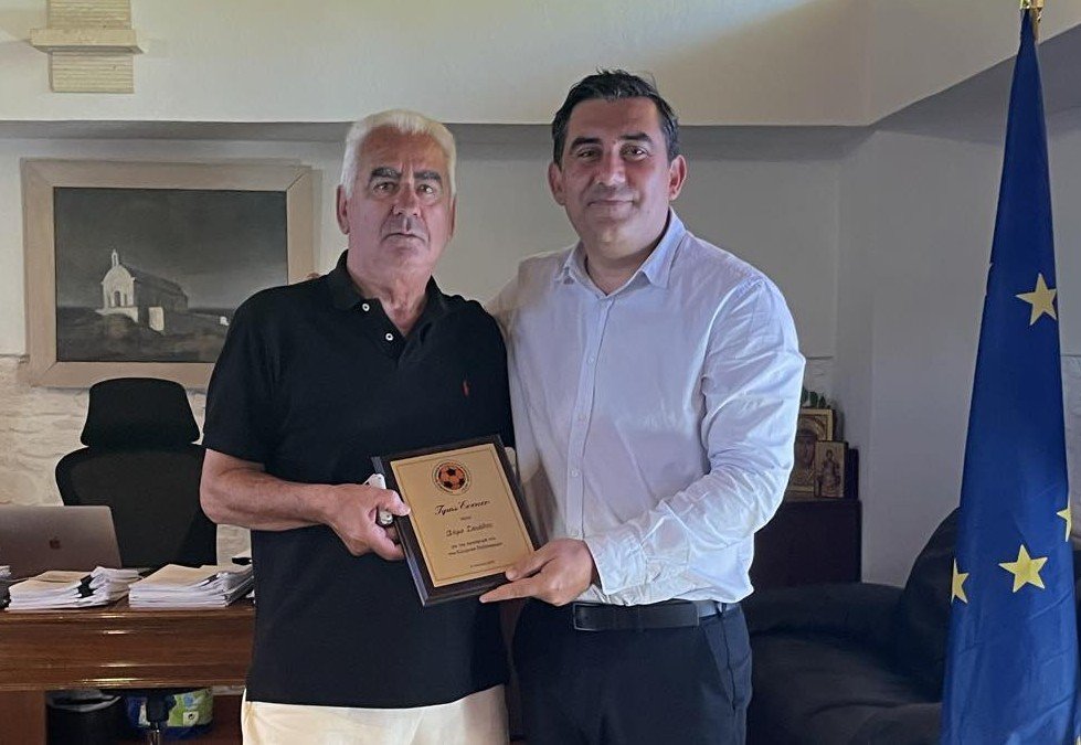 Η τιμητική πλακέτα του Φιλικού Αγώνα Παλαιμάχων Θησέα - Λάρνακας στον Δήμαρχο Σκιάθου