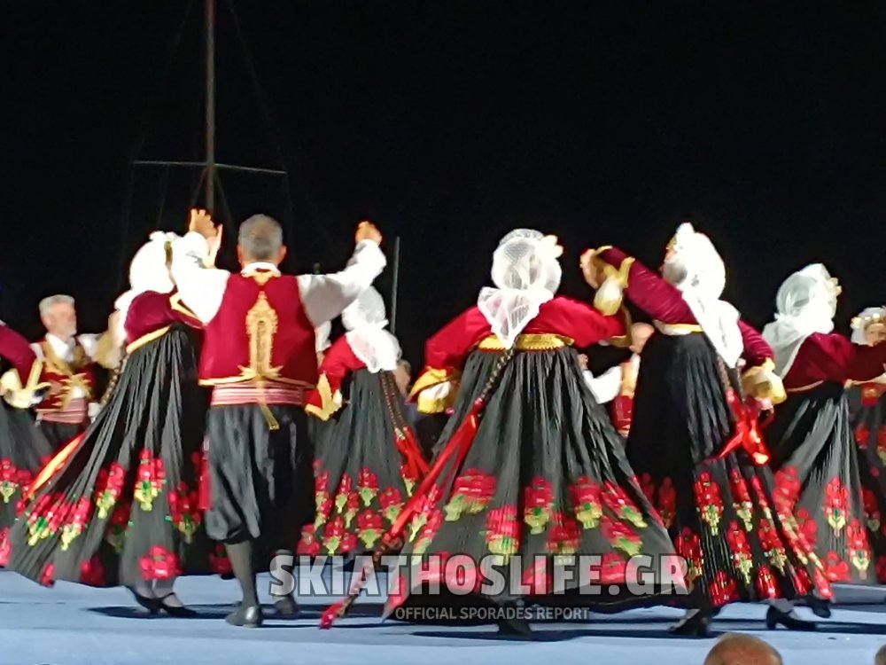 Καθε χρόνο και καλύτερο το 9ο Φεστιβάλ Παραδοσιακών Χορών Αλοννήσου (εικόνες)