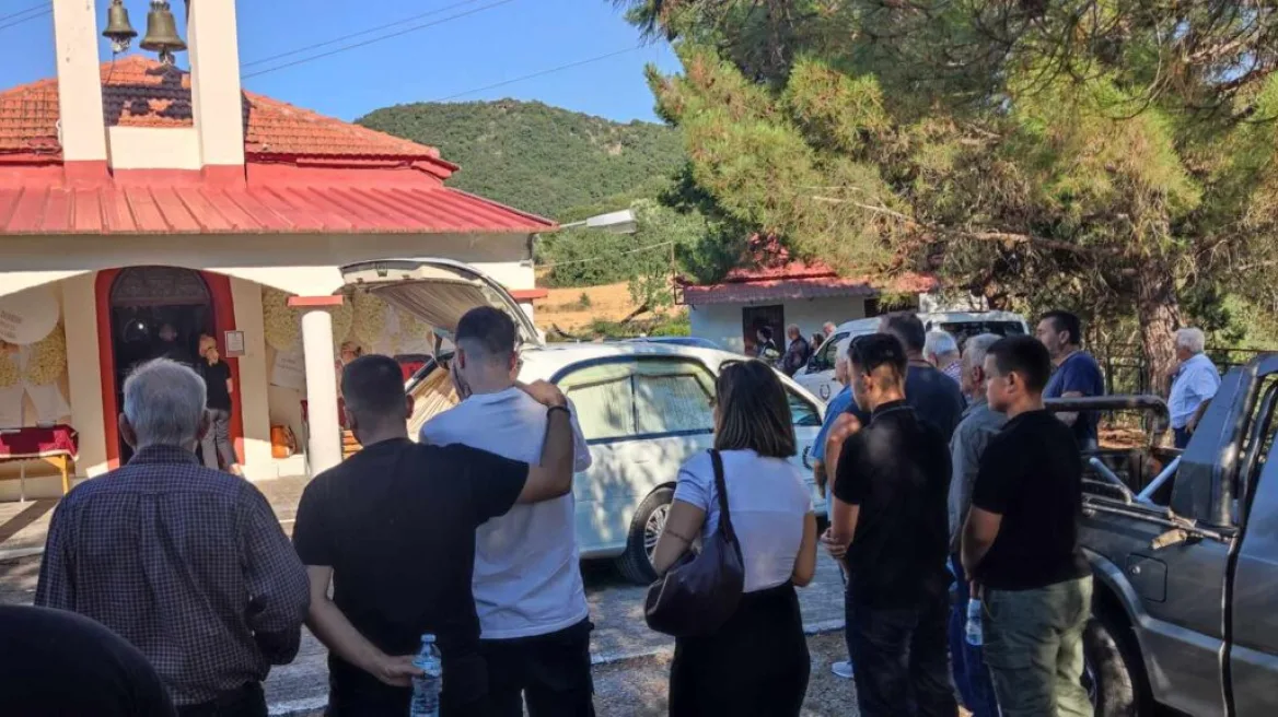 Με κουφέτα το τελευταίο αντίο στον Θανάση - Κηδεύτηκε στο Αγρίνιο ο 21χρονος