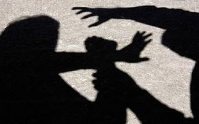 Στα “μαχαίρια” ζευγάρι από τον Βόλο – Έβριζε και απειλούσε τον σύζυγό της μπροστά στο ανήλικο παιδί τους