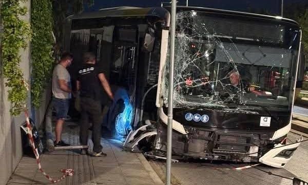 Παρ`ολίγον τραγωδία στη Λεωφόρο Βουλιαγμένης: «Ακυβέρνητο» λεωφορείο σάρωσε τα πάντα στο πέρασμα του