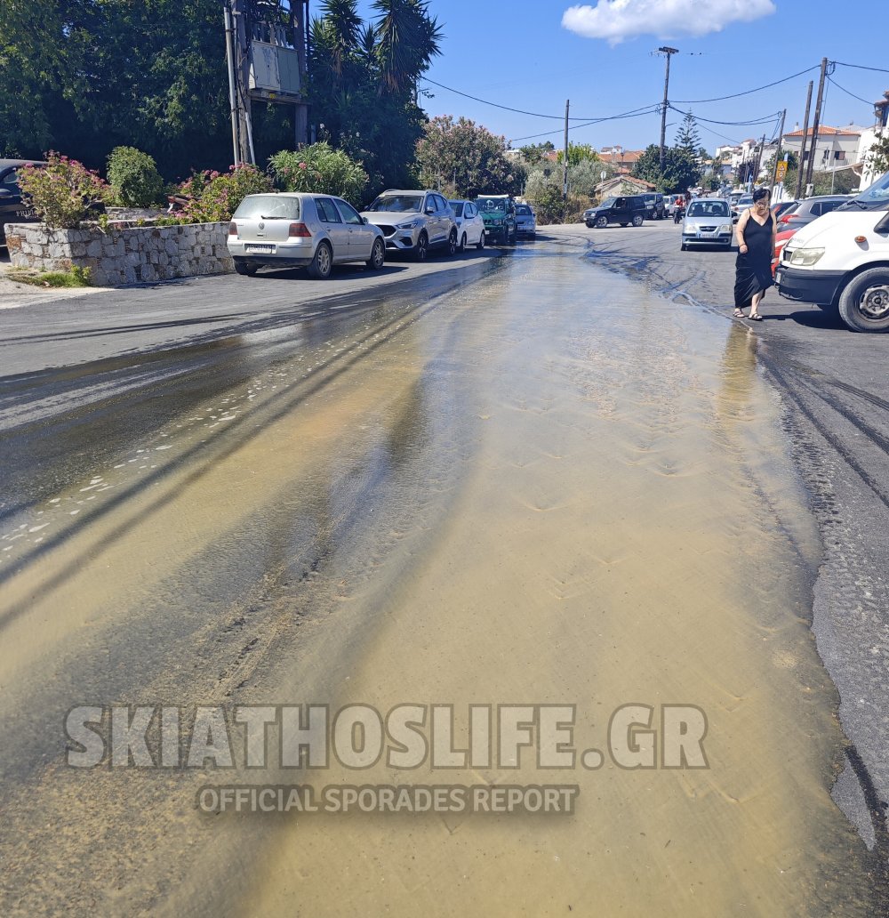 (εικόνες) Ξενοδοχειακή μονάδα στη Σκιάθο γέμισε με λάσπη κεντρικούς δρόμους
