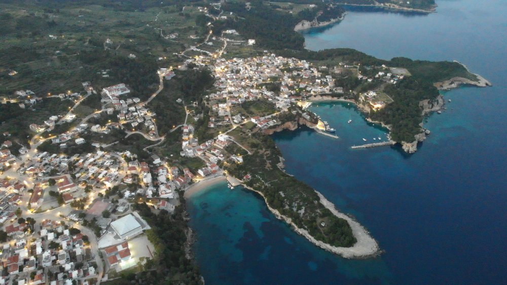 Θαλάσσια ρύπανση στην Αλόννησο από μηχανική βλάβη σε σκάφος – Συνελήφθη ο ιδιοκτήτης