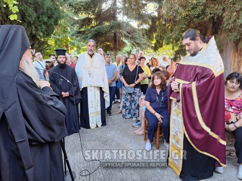 Το οφίκκιο του Αρχιμανδρίτη και του Πνευματικού, στον Αδελφό της Μονής π. Παίσιο (εικόνες)
