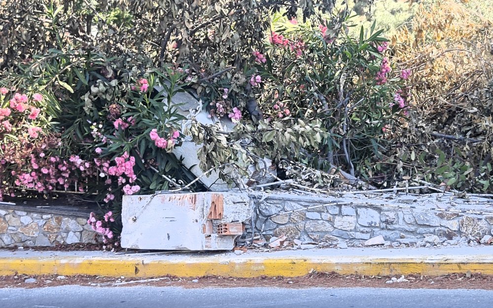 Επικίνδυνο εμπόδιο στο πεζοδρόμιο στις Αχλαδιές – Ανάγκη άμεσης απομάκρυνσης