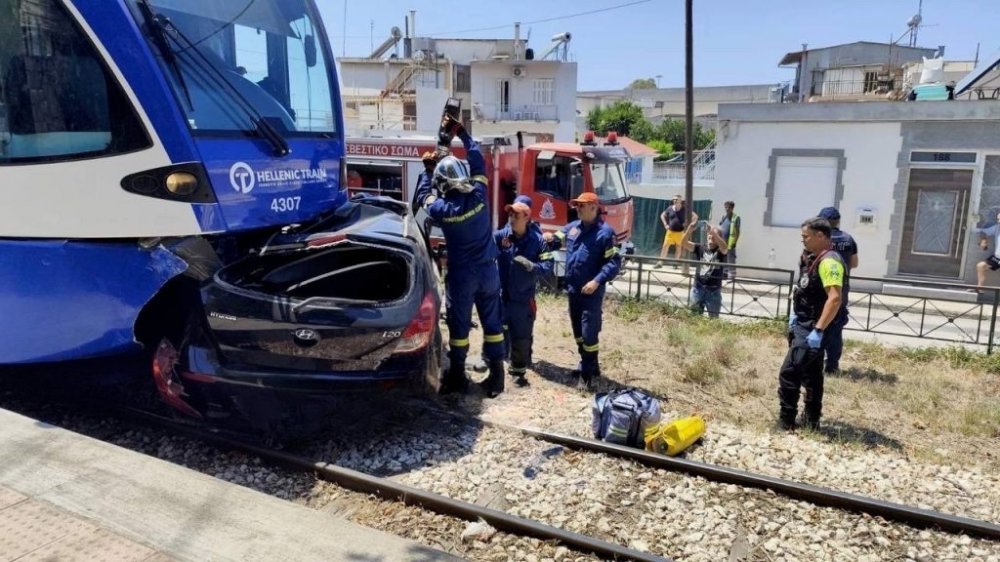 Πάτρα: Σύγκρουση συρμού του Προαστιακού με IX – Εγκλωβισμένος ο οδηγός