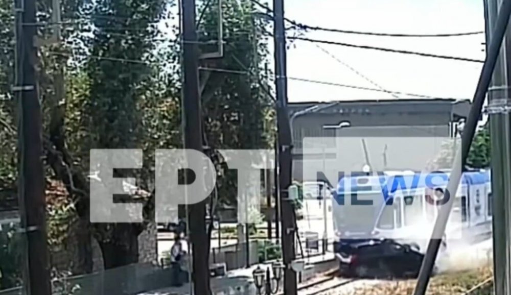 Τρομακτική σύγκρουση προαστιακού με ΙΧ σε φυλασσόμενη διάβαση στην Πάτρα – Βίντεο ντοκουμέντο