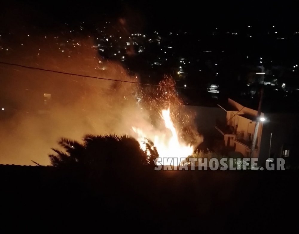 Συναγερμός στην Πυροσβεστική Σκιάθου για φωτιά εντός οικισμού