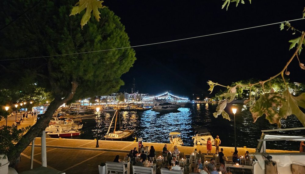 Οι Λαρισαίοι επιχειρηματίες της εστίασης κάνουν «απόβαση» στις Β. Σποράδες εδώ και 25 χρόνια: Αυτά είναι τα μαγαζιά που διατηρούν με φανατικούς θαμώνες