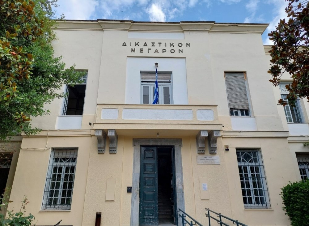 Βόλος: Ορμηξε εναντίον του αδερφού του και προσπάθησε να του βγάλει τα μάτια