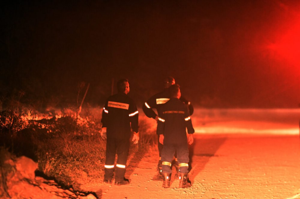 Φωτιά στον Φενεό: Τραυματίστηκαν δύο εποχικοί πυροσβέστες