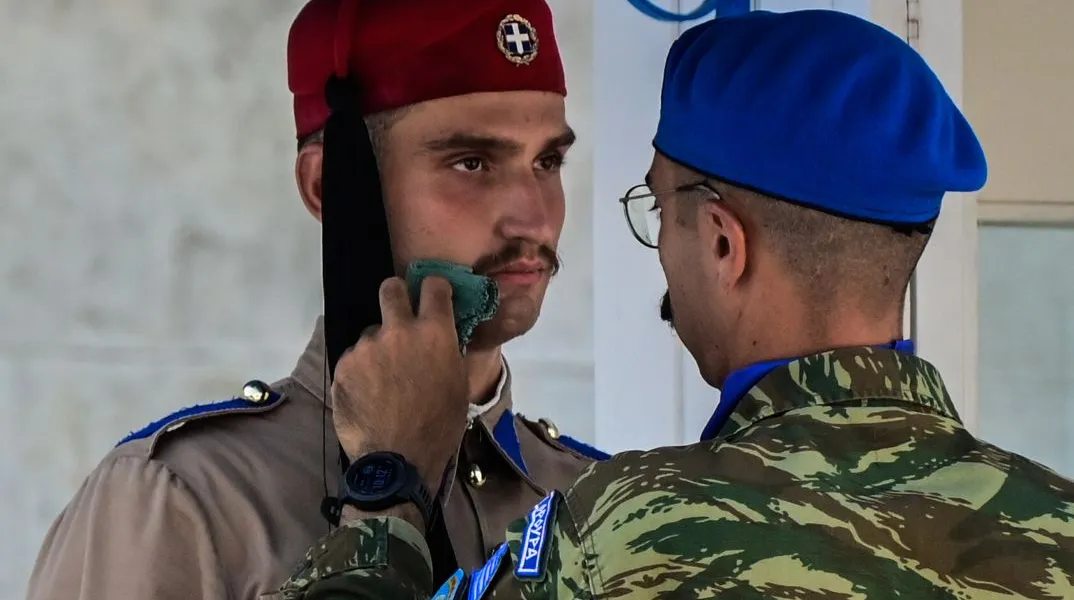 Εύζωνες στέκουν ακίνητοι υπό από τον ακραίο καύσωνα