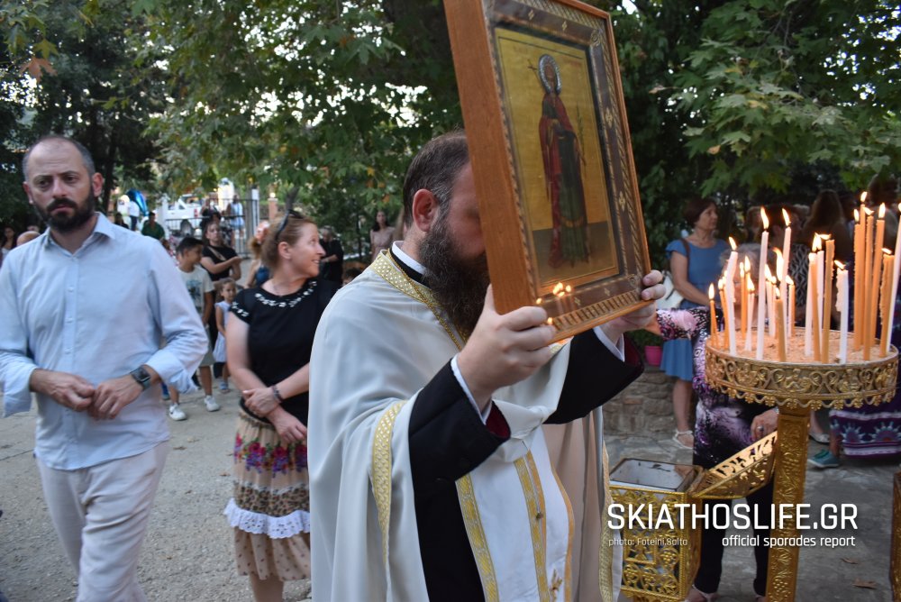 Φωτορεπορτάζ από το Μέγα Εσπερινό στο Εξωκλήσι της Αγίας Παρασκευής Σκιάθου (εικόνες)