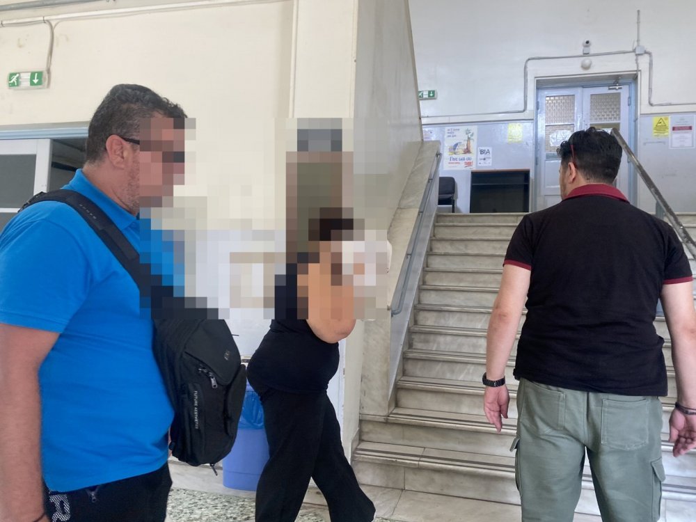 Προφυλακιστέα η 52χρονη που πουλούσε πορνογραφικό υλικό της ανήλικης κόρης της