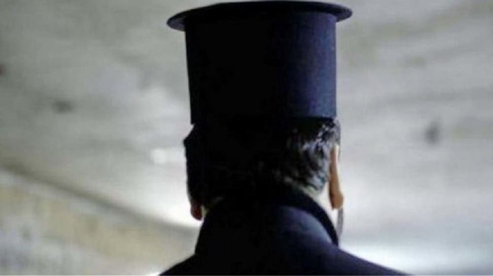 Χαμός σε πανηγύρι στην Κορινθία: Παπαδιά επιτέθηκε σε ιερέα όταν τον είδε να συνοδεύεται από άλλη γυναίκα – Προσπάθησε να τον πατήσει με το αμάξι