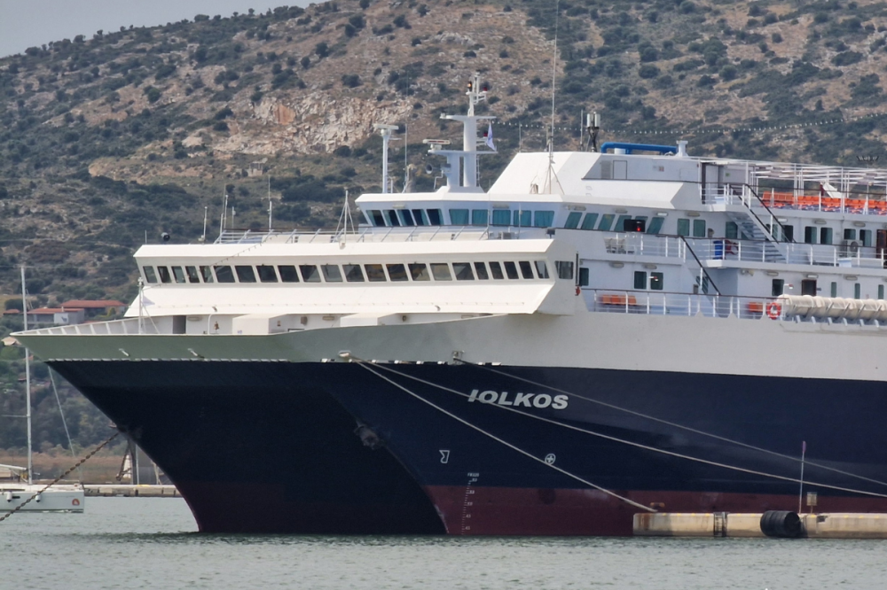 Έσπασε κάβος του πλοίου “Ιωλκός” την ώρα που “έδενε” στο λιμάνι της Αλοννήσου 