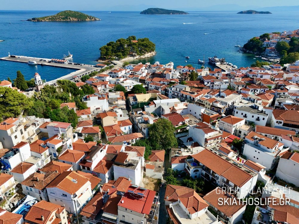 Εντυπωσιασμένος από τη χώρα της Σκιάθου ο Ολλανδός Δημοσιογράφος Bas Wanrooij με την οικογένειά του