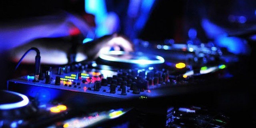 Σύλληψη ιδιοκτήτη μπαρ στην Σκιάθο για ηχορύπανση